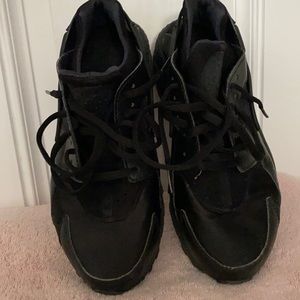 Nike black huarache shoes